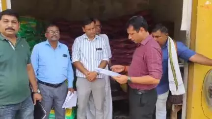 दतिया नगर: कलेक्टर स्वप्निल वानखेड़े ने जिले में उर्वरक दुकानों और गोदामों के निरीक्षण पर की कार्रवाई