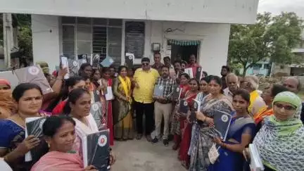 ఫైవ్ జి ట్యాబ్లు పంపిణీ చేసిన ఎమ్మెల్యే గురజాల జగన్ మోహన్