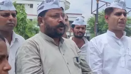 गोरखपुर: उ.प्र. सरकार द्वारा सरकारी स्कूलों को बंद करने की नीति के विरोध में कहा- मधुशाला नहीं, पाठशाला चाहिए
