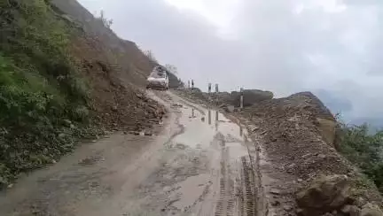 गुमदेश:चमदेवल डुमडा ई सड़क की क्षतिग्रस्त दीवार व मलवा दुर्घटनाओं को दे रहा न्योता।