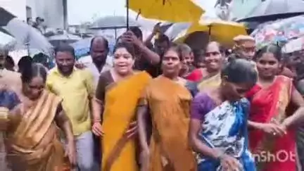 వర్షాన్ని లెక్కచేయకుండా ఇంటింటికి తెలుగుదేశం, సుపరిపాలనకు తొలి అడుగును నిర్వహించిన రాష్ట్ర మంత్రి సంధ్యారాణి