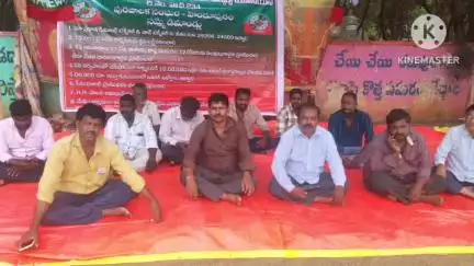 హిందూపురం మున్సిపల్ కార్యాలయం వద్ద తమ సమస్యలు పరిష్కరించాలని రిలే దీక్షలో పాల్గొన్న ఇంజనీరింగ్ కార్మికులు