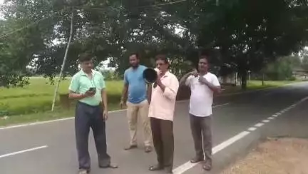 মেদিনীপুর: বাড়ির সামনে খুনি হাতি! মাইক হাতে চাঁদড়া এলাকায় সাবধান করছে বনদপ্তর