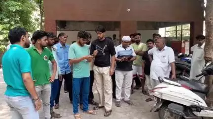 मांट: पुआ खाकर लौट रहे बाइक सवार टाटा 407 में घुसे, एक की मौत, दूसरा जिंदगी और मौत के बीच लड़ रहा है जंग