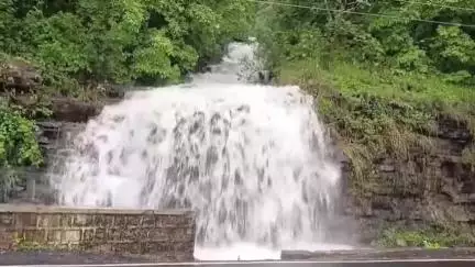 शामगढ़: शामगढ़ गांधी सागर में बारिश से पहाड़ों से झरने गिरे, पर्यटकों ने उठाया लुफ्त