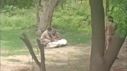 मथुरा: पानीगांव तिराहा में खेत में व्यक्ति का शव मिलने से फैली सनसनी, पहचान राजस्थान निवासी के रूप में हुई