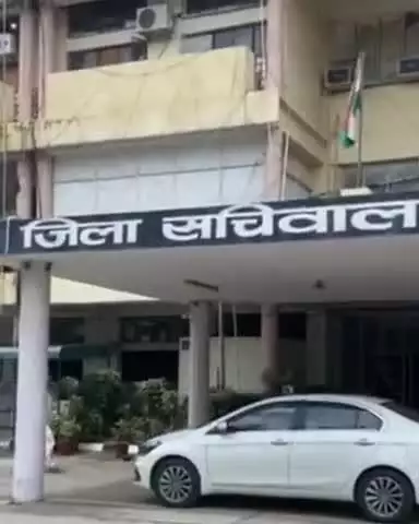 जगाधरी: ऑपरेशन में डॉक्टर की लापरवाही की शिकायत लेकर परिजन लघु सचिवालय में अधिकारी से मिले, कार्रवाई की मांग