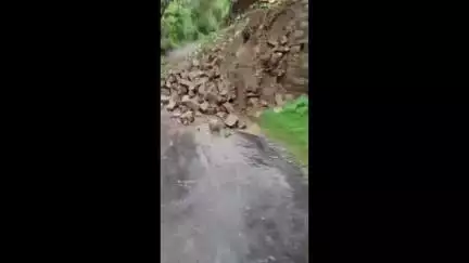 डेहर: जडो़ल त्रिहमीं सड़क पर बडो़न के पास PWD का डंगा गिरने से आधा दर्जन मकानों को मंडराया भूस्खलन का खतरा