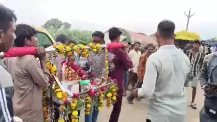 बड़वानी: ग्राम भातकी से 45 श्रद्धालु महाराष्ट्र के शिर्डी के लिए पदयात्रा पर रवाना, 13 वर्षों से जारी है परंपरा