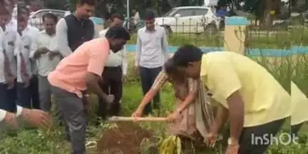 ಬೇಲೂರು: ವರ್ಗಾವಣೆಗೊಂಡ ತಹಸೀಲ್ದಾರ್ ಮಮತಾ ಅವರಿಂದ ಪಟ್ಟಣದಲ್ಲಿ ಗಿಡ ನೆಟ್ಟು ಅಂಬೇಡ್ಕರ್ ಪ್ರತಿಮೆಗೆ ಮಾಲಾರ್ಪಣೆ