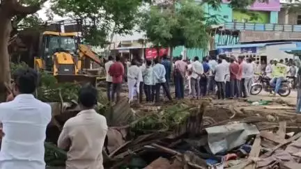 ముధోల్: కుభీర్ మండల ప్రభుత్వ ఆసుపత్రికి అనుకొని ఉన్న అక్రమ నిర్మాణాల షెడ్లను తొలగిస్తున్న అధికారులు