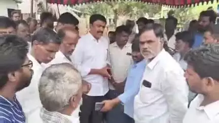 కళ్యాణదుర్గం: రోడ్డు ప్రమాదంలో మృతిచెందిన హనుమంతరాయుడు కుటుంబానికి అండగా ఉంటాం: బోయిలపల్లిలో వైసీపీ జిల్లా నేత ఉమామహేశ్వర్ నాయుడు