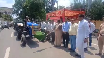 जगाधरी: कूड़ा उठाने के लिए यमुनानगर में निगम ने खरीदी 15 ट्रैक्टर ट्रॉलियां, मेयर ने हरी झंडी दिखाकर किया रवाना