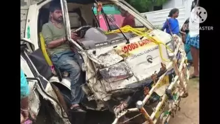 భువనగిరి: భువనగిరి-చిట్యాల ప్రధాన రహదారిపై రెండు వ్యాన్‌లు ఢీకొన్న ఘటనలో డ్రైవర్‌కు స్వల్ప గాయాలు