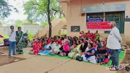 మెప్మా CRP భవానిపై దాడి చేసిన సిఓ లక్ష్మికుమారిపై చర్యలు తీసుకోవాలని పట్టణంలో CITU డిమాండ్