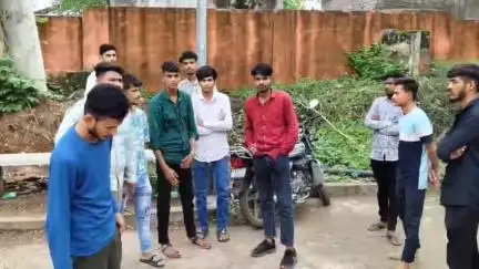 डूंगरपुर: उदयपुर जिले के झौथरी में कार की टक्कर से बाइक सवार की हुई मौत, डूंगरपुर जिला अस्पताल की मोर्चरी में रखा गया शव