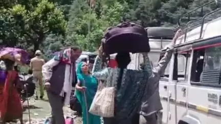 राजगढ़ी: सिलाई बैंड से ट्रांशिपमेंट के माध्यम से उनके गंतव्य के लिए भेजे जा रहे यात्री