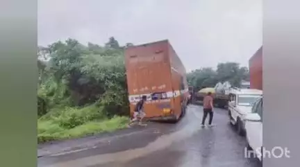 पेठ: सावळघाटात महाकाय कंटेनर फसल्याने गुजरात राष्ट्रीय महामार्ग ठप्प
