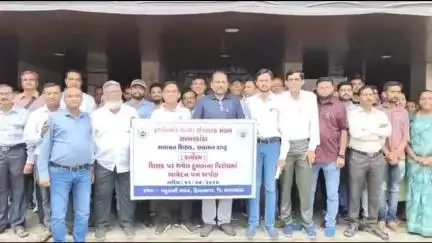 હિંમતનગર: અમદાવાદમાં શિક્ષક પર થયેલા હુમલાના વિરોધમાં શહેરમાં જિલ્લા શિક્ષણ અધિકારીને આવેદન પત્ર અપાયું