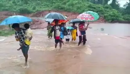 କୋଟପାଡ: ପଡେଇଖାଦ୍ରା ଗାଁରେ ଲଗାଣ ବର୍ଷାରେ ରାସ୍ତା ଉପରେ ଆଣ୍ଠୁଏ ପାଣି, ଯାତାୟାତ ଠପ