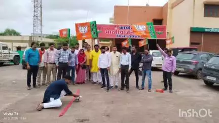 रायसेन: वरिष्ठ भाजपा नेता हेमंत खंडेलवाल के निर्विरोध प्रदेश अध्यक्ष चुने जाने पर भाजपा कार्यालय में कार्यकर्ताओं ने मनाई खुशी