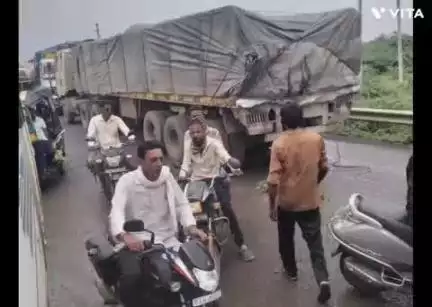 बागीदौरा: बड़ोदिया से 3 KM की दूरी पर थापरा घाटी में 2 ट्रोलों की हुई भिड़ंत, हादसे के बाद 2 घंटे तक लगा रहा जाम
