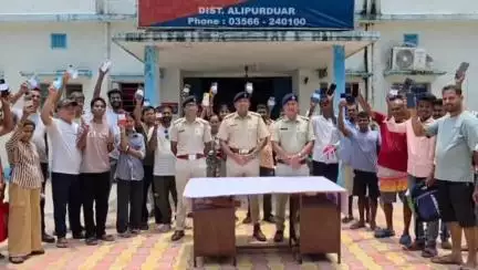 কালচিনি: কালচিনির বিভিন্ন এলাকা থেকে হারিয়ে ও চুরি যাওয়া 32টি মোবাইল উদ্ধার করে মালিকের হাতে তুলে দিল পুলিশ