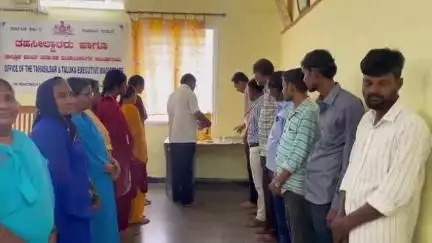 ಶೋರಾಪುರ: ಪಟ್ಟಣದ ತಹಶೀಲ್ದಾರ್ ಕಚೇರಿಯಲ್ಲಿ ಡಾ.ಫಕೀರಪ್ಪ ಹಳಕಟ್ಟಿ ಜಯಂತಿ ಆಚರಣೆ