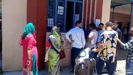 पोखरी: तीसरे दिन भी पोखरी में ग्राम प्रधान और क्षेत्र पंचायत सदस्यों के नाम निर्देशन पत्रों की बिक्री व नामांकन प्रक्रिया जारी