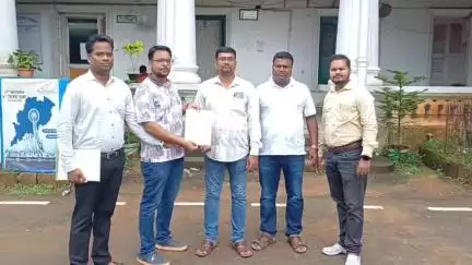 ଢେଙ୍କାନାଳ ସଦର: ରାଜ୍ୟ ରାଜସ୍ୱ କ୍ଷେତ୍ର ଅଧିକାରୀ ସଂଘ ପକ୍ଷରୁ ଜିଲ୍ଲାପାଳଙ୍କ କାର୍ଯ୍ୟାଳୟରେ ଦାବିପତ୍ର ପ୍ରଦାନ