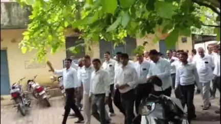 नैनवां: अधिवक्ताओं ने SDM की कार्यशैली से नाराज होकर नैनवा उपखंड कार्यालय पर शुरू किया धरना