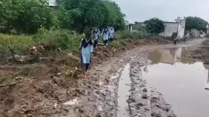 नैनवां: प्रशासन की अनदेखी से कीचड़ भरे रास्ते से निकलने को मजबूर सुंथली विद्यालय के छात्र #jansamasya