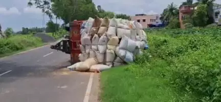 ভাতার: মোবাইলে কথা বলায় বিপত্তি; আমারুণে নিয়ন্ত্রণ হারিয়ে উল্টে গেল ধান বোঝাই ট্রাক্টর, অল্পের জন্য প্রাণে বাঁচলেন চালক