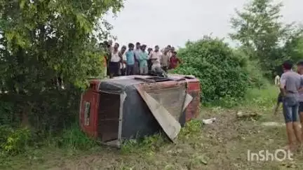 रजौली: विनोबा नगर गांव के पास अनियंत्रित होकर स्कूल की मैजिक पलटी, एक दर्जन से अधिक बच्चे गंभीर रूप से घायल