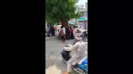 डबवाली: शहर के गोल बाजार स्थित शराब ठेके के पास शराबी ने किया हंगामा, दुकानदारों ने पुलिस को सौंपा