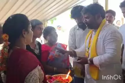 ఎమ్మెల్యే విజయ్ చంద్రకు బ్రహ్మారథం పట్టిన బంటువాని వలస ప్రజలు, సంక్షేమ పథకాలు, చేసిన అభివృద్ధిని ప్రజలకు వివరించిన MLA