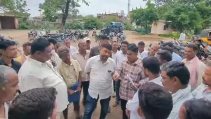 సిర్పూర్ టి: రైతులకు ఇబ్బంది కలగకుండా ఎరువులను సరఫరా చేయాలని కాగజ్ నగర్‌లో అధికారులను ఆదేశించిన ఎమ్మెల్యే పాల్వాయి హరీష్ బాబు