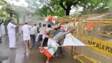 ചാവക്കാട്: കവർച്ച കേസിൽ സി.പി.എം നേതാവിനെ അറസ്റ്റ് ചെയ്യണം, യൂത്ത് കോൺഗ്രസ് ചാവക്കാട് പോലീസ് സ്റ്റേഷൻ മാർച്ച് നടത്തി