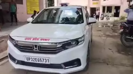 महोली: सीतापुर के एलिया स्वास्थ्य केंद्र का सीएमओ ने किया औचक निरीक्षण, लापरवाहियों पर लगाई जमकर फटकार