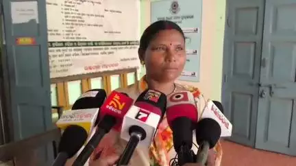 ବାରିପଦା ମ୍ୟୁନିସିପାଲଟି: OAS ଅଧିକାରୀ ମାନେ ସମୂହ ଛୁଟି ନେବା ପରେ ବିଭିନ୍ନ ଅଫିସରେ ଅଟକିଛି ଲୋକଙ୍କ କାମ; ବାରିପଦା ତହସିଲ ଅଫିସରେ ଲୋକେ ଦେଲେ ପ୍ରତିକ୍ରିୟା