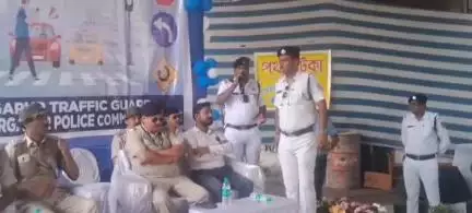 ফরিদপুর দুর্গাপুর: দুর্গাপুরের গান্ধীমোড়ে সেফ ড্রাইভ সেভ লাইফের বিশেষ কর্মসূচি , উপস্থিত পুলিশ ও ট্রাফিক গার্ডের আধিকারিকরা