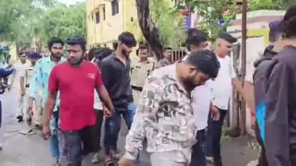 रतलाम नगर: स्टेशन रोड थाने से 22 अपराधियों को पैदल लाकर जेल वाहन में बिठाकर एसडीएम कोर्ट में पेश किया गया
