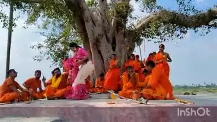 मढ़ौरा: शिल्हौरी शिलानाथ मंदिर परिसर में श्रावणी गीत की शूटिंग देखने जुटी लोगों की भीड़