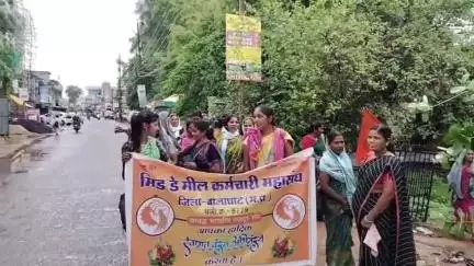परसवाड़ा: बालाघाट में मिड डे मील रसोइयों का प्रदर्शन, ₹10,000 मानदेय सहित 9 मांगों को लेकर सौंपा ज्ञापन