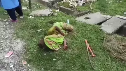 তুফানগঞ্জ ১: লম্বাপাড়া মোড় এলাকা থেকে রাস্তায় পড়ে থাকা এক অসুস্থ বৃদ্ধাকে উদ্ধার করে হাসপাতালে ভর্তি করলো তুফানগঞ্জ থানার পুলিশ