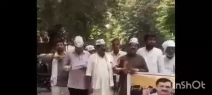 बलिया: सरकार विद्यालय बंद कर रही है और दारू की दुकान खोल रही है, आम आदमी पार्टी ने कलेक्ट्रेट में प्रदर्शन कर जताया विरोध