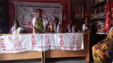 సిరిసిల్ల: అమృత్ లాల్ శుక్ల కార్మిక భవనంలో విలేకరుల సమావేశం నిర్వహించి మాట్లాడిన ప్రజాతంత్ర మహిళాసంఘం ఐద్వాకార్యదర్శి జవ్వాజి విమల