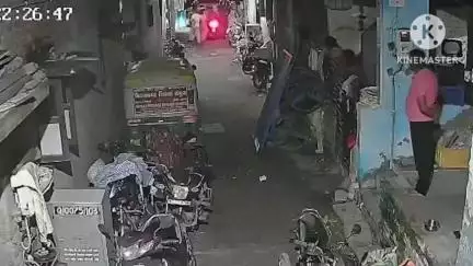 અમદાવાદ શહેર: અમદાવાદના ખોખરામાં હત્યાની ઘટના, ઇસમો છરી અને લાકડી લઇ યુવક પર તૂટી પડ્યા, CCTV આવ્યા સામે