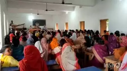 मढ़ौरा: मढ़ौरा हाई स्कूल सभागार में बुनियादी साक्षरता और संख्यात्मक कौशल को लेकर बीडीओ व बीईओ ने की बैठक