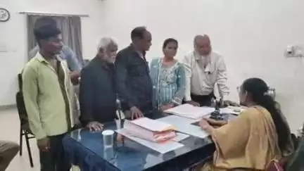 મહોરમ પર્વ નિમિત્તે રખડતા ઢોર,જર્જરિત મકાનો દૂર કરાવા અને ખાડા પુરવા નગરપાલિકા પ્રમુખને આવેદનપત્ર અપાયુ
